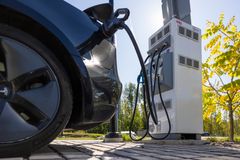 The electric car is being charged. Foto Vesa Kippola.