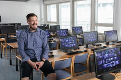 Kuvassa Rikosseuraamusalan koulutuskeskuksen uusi videoluokka ja yliopettaja Antti Hamari.