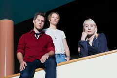 Between us. Kuvassa, vasemmalta oikealle: Tero Kuitunen, Raimo Saarinen & Karoliina Hellberg. Kuva: Sofia Okkonen / Amos Rex.