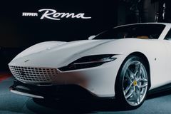 Ferrari Roma nojaa vahvasti 60-luvun nostalgiaan ja auto henkii Italian pääkaupungin tuon ajan huoletonta ja nautiskelevaa elämäntapaa. Car Design Award 2020 - palkinnon voittaneen Ferrari Roman muodoissa on vaikutteita 1950- ja 1960 -lukujen designista. Kuva: Wolfcom