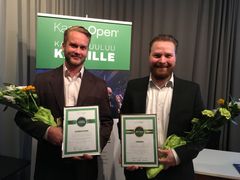 Metsä- ja luontoyrittäjyyden Kasvupolun voittajakaksikko Finnoksen Caro Pohjola (oikealla) ja Puhdistamon Joni Laiho.
