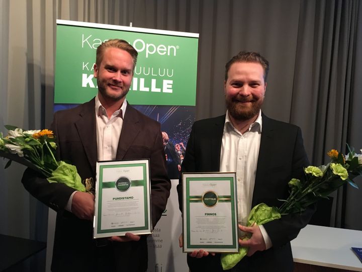 Metsä- ja luontoyrittäjyyden Kasvupolun voittajakaksikko Finnoksen Caro Pohjola (oikealla) ja Puhdistamon Joni Laiho.