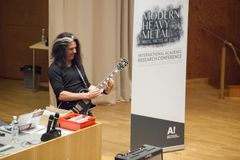 Testament-yhtyeen Alex Skolnick oli yksi vuoden 2015 Modern Heavy Metal -konferenssin avainpuhujista. Kuva Mikko Raskinen/ Aalto-yliopisto