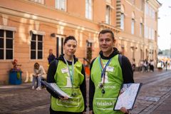 Kesällä 2023 Helsingin matkailu työllisti kaiken kaikkiaan 18 Helppiä ja kesätyöntekijää. He puhuivat yhteensä lähes kahtakymmentä eri kieltä. Kuva: Veeti Hautanen