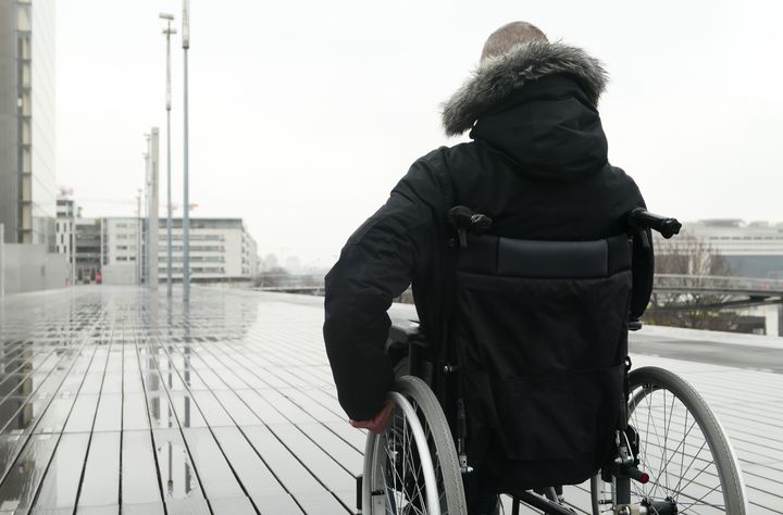 Liikennevakuutus tuo taloudellista turvaa liikenteessä sattuvien vakavien vammautumisten varalle. Jos onnettomuuden aiheuttajan ajoneuvossa ei ole liikennevakuutusta, kuljettajalle ei makseta lainkaan korvauksia. Kuva: Mostphotos