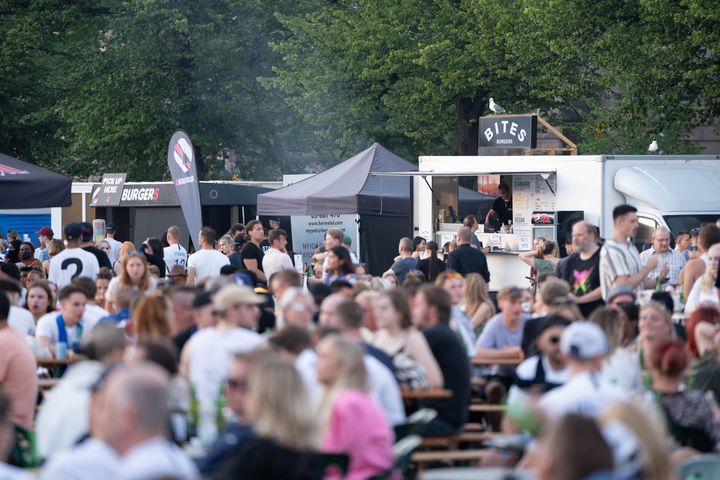 Burger Lovers Finland -yhteisön aktiivit tuovat burgerifestivaalin taas kesäkuussa Helsingin Rautatientorille. Tapahtumassa nautitaan Suomen kehutuimpien burgereiden lisäksi useista tähtiartistien konserteista. Viime kesänä Suomen suurimmaksi burgeriravintolaksi muuntautuneessa tapahtumassa yli 40 000 vierasta pääsi nauttimaan burgereista. Suomen paras hampurilaisravintola julkistetaan tapahtuman lehdistölounaalla keskiviikkona 15.6. Kuva: Antti Suikkari, Burger Lovers Finland