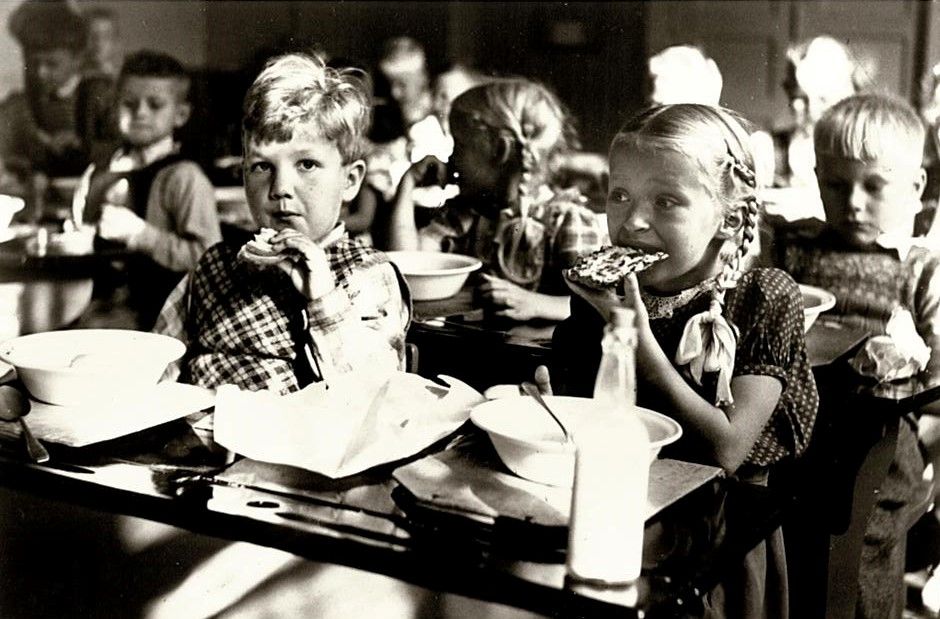 Kouluruokailua 1950