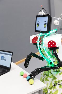 Robottia voidaan koodata tekemään erilaisia pieniä tehtäviä ja se voi toimia opetusvälineenä. Kuva: Ismo Santapukki
