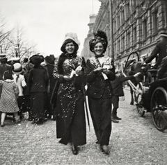 Iloista vapunviettoa Pohjois-Esplanaadikadulla (Pohjoisesplanadilla) vuonna 1912. Kuva on julkaistu Veckans Krönikassa 11.5.1912 kuvatekstillä ”Täällä ei tunneta ikävää!”. Kuva: Ivan Timiriasew / Helsingin kaupunginmuseo