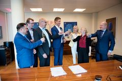 CAP-Groupin Tapio Paasimaa (vas.), Timo Leivo, Pasi Paakkari ja Pekka Kari sekä Elon Silja Bjondahl, Asko Schreytä edustava Mija Schrey ja LähiTapiolan Juha Malm kilistivät laseja keskiviikkona allekirjoitetun osakekaupan kunniaksi. KUVAAJA: Jussi Helttunen