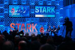 STARKSummit18 paneelikeskustelussa Saint Gobain Suomen toimitusjohtaja Olli Nikula, Metsä Tissuen toimitusjohtaja Esa Kaikkonen ja Aalto-yliopiston apulaisprofessori Antti Peltokorpi.
Illan luotsasi Baba Lybeck. Kuva: Rudi Rok