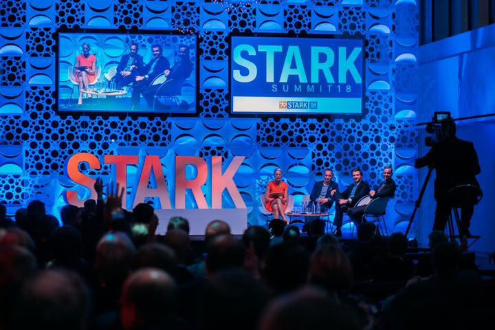 STARKSummit18 paneelikeskustelussa Saint Gobain Suomen toimitusjohtaja Olli Nikula, Metsä Tissuen toimitusjohtaja Esa Kaikkonen ja Aalto-yliopiston apulaisprofessori Antti Peltokorpi.
Illan luotsasi Baba Lybeck. Kuva: Rudi Rok