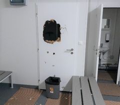Det har blivit ett stort hål i ett av duschrummens dörr, och dörren måste ersättas med en ny. Bild: Vasa stad