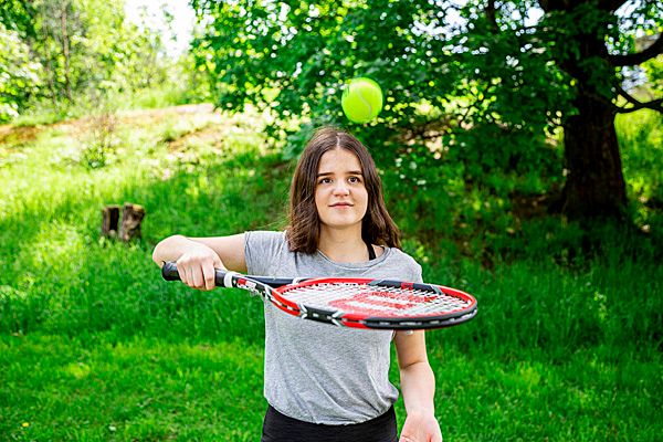 Lapsille on tarjolla mm. tenniskursseja. Kuva: Maarit Hohteri/Helsingin kaupunki