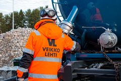 Veikko Lehden jäteöljyauto kiertää viikoittain ympäri Suomen. Keräämme ja kierrätämme jäteöljyt luotettavasti, vaivattomasti ja vastuullisesti. Noudamme yli 800 litran jäteöljymäärät veloituksetta ja hoidamme ne kierrätykseen asianmukaisella tavalla, lakia noudattaen.