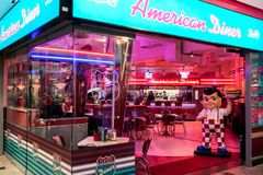 Uusi American Diner palvelee rovaniemeläisiä ja pohjoisen turisteja keskeisellä paikalla Sampokeskuksessa.