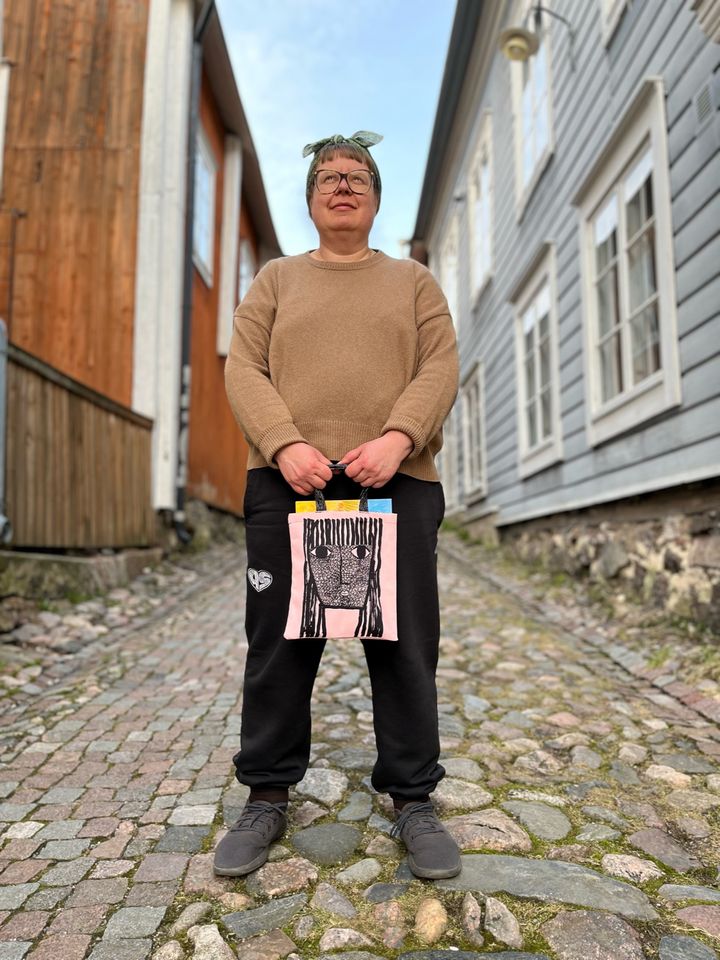 Porvoolainen kuvittaja, taiteilija ja muotoilija Jenni Tuominen