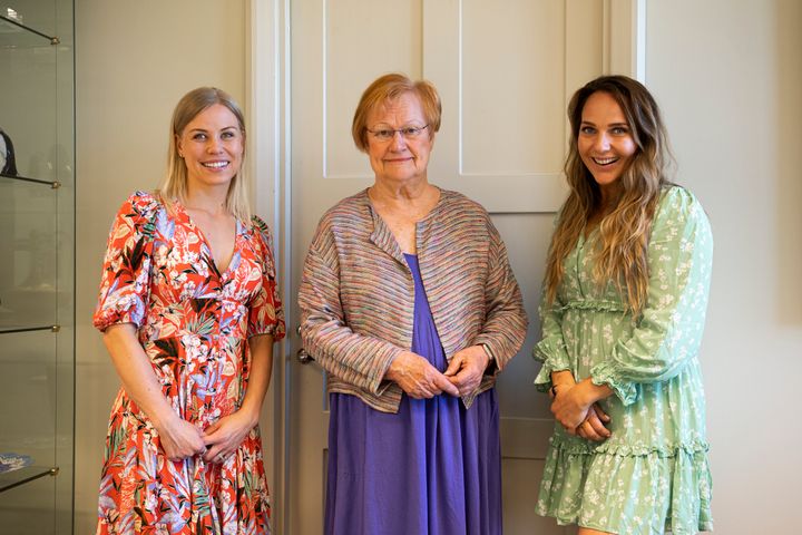 Yrityksen hallituksen jäsen Noora Fagerström, presidentti Tarja Halonen ja yrityksen perustajiin kuuluva Carita von Rutenhjelm. kuva: Mona Salminen