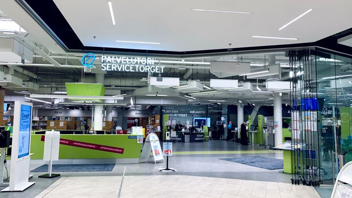 Coronatiden har påverkat även servicetorget i Iso Omena: kunderna har uppfört sig ansvarsfullt under coronatiden och besökt servicetorget personligen mer sällan än förr. Antalet besökare har stadgat sig till omkring 3 000 kunder per dag. Tidigare besöktes servicetorget av 5 000 kunder per dag. (Foto: Esbo stad / Katariina Hannukainen)