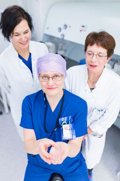IVF-biologi Siri Lehtonen (kesk), osastonylilääkäri Laure Morin-Papunen (oik.) ja erikoislääkäri Maarit Niinimäki toivovat vapaaehtoisten sukusolujen lahjoittajien ottavan yhteyttä.