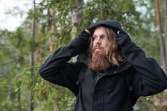 Billebeino ja Sasta ovat yhdistäneet osaamisensa tuomalla kotimaista eräperinnettä katumuotiin ja viemällä samalla urbaania elämäntyyliä luontopoluille. Kuva: Lari Järnefelt