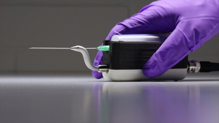 Tutkijat saivat neulan kärjen värähtelemään ultraäänen voimasta 30 000 kertaa sekunnissa. Uusi teknologia voi edistää syövän hoitoa mahdollistamalla paremman kudosnäytteen. Toimenpide on potilaalle mahdollisimman miellyttävä ja turvallinen. Kuva: Aalto-yliopisto.