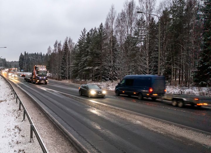 Liikennettä Aitovuoren eritasoliittymän kohdalla valtatie 9:llä.