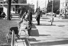 Sympaattiset lippakioskit ovat monien kaupunkilaisten suosikkipaikkoja. Kuvassa: Ihmisiä Fleminginkadulla Karhupuiston laidalla toukokuussa 1970. Taustalla lippakioski. Kuva: Eeva Rista / Helsingin kaupunginmuseo