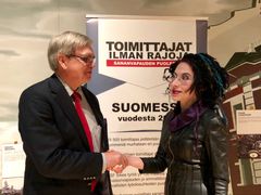 Toimittajat ilman rajoja -järjestön puheenjohtaja Jarmo Mäkelä ja kirjailija Sofi Oksanen. Kuva: Janina Granholm