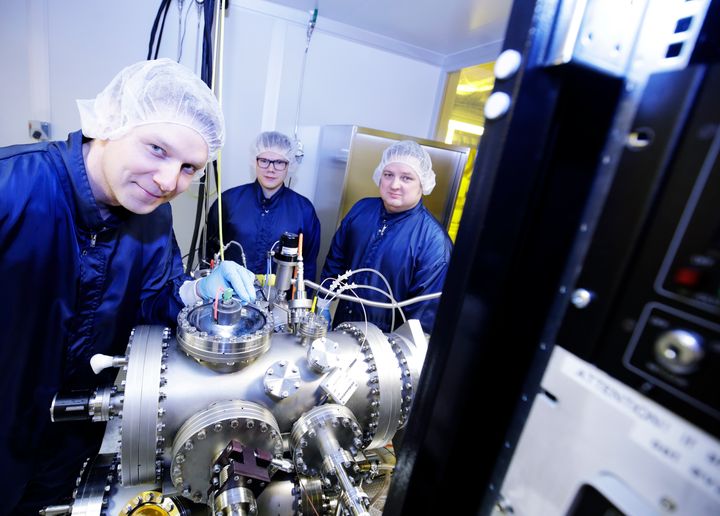 Jyväskylän yliopiston Nanotiedekeskus tekee opinnäytetöissä yhteistyötä Millog Oy:n kanssa. Nanotiedekeskuksen puhdastiloija käyttävät asiantuntija Olli Herranen Millog Oy:stä (vas.), opiskelija Kasperi Honkanen ja apulaisprofessori Jussi Toppari. Kuva: Jyväskylän yliopisto