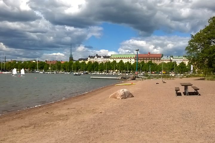 Myös Uunisaaren uimarannalla on havaittu tällä viikolla runsaasti sinilevää. Kuva: Helsingin kaupungin aineistopankki / Matti Miinalainen