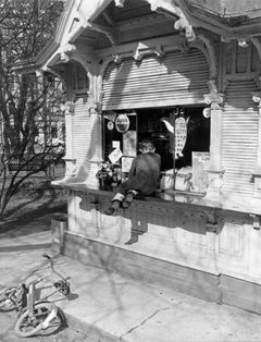 Pikkupoika karkkiostoksilla Esplanadin kioskilla keväisessä Helsingissä vuonna 1980.  KUVA: SIXTEN JOHANSSON/PRESSFOTO/ZEELAND/JOKA/MUSEOVIRASTO