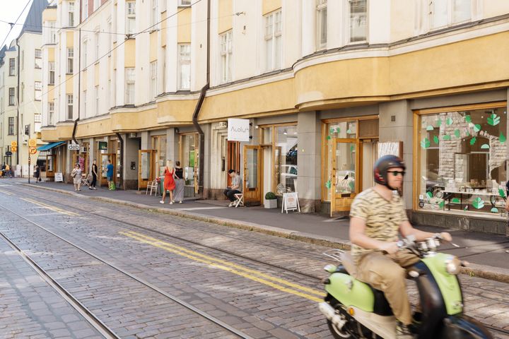 Sommarstämning på Fredriksgatan. Bild: Kuvatoimisto Kuvio Oy