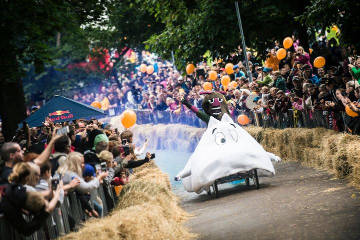 Team Flying Moomin viihdytti runsaslukuista yleisöä Tähtitorninmäellä vuoden 2017 kilpailussa. Photocredit: Victor Engström/Red Bull Content Pool