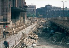 Kun Helsingin Kaivokadulla viimeksi oli suuri kuoppa, kaupunkilaisten osallistaminen työmaan suunnitteluun ei ollut niin aktiivista kuin nykyään. Asematunnelin rakennustyömaa vuonna 1967. Constantin Grunberg / Helsingin kaupunginmuseo