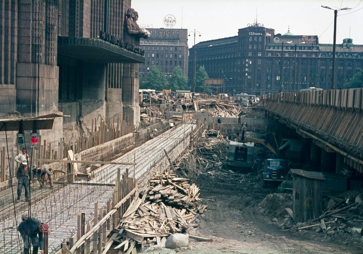 Kun Helsingin Kaivokadulla viimeksi oli suuri kuoppa, kaupunkilaisten osallistaminen työmaan suunnitteluun ei ollut niin aktiivista kuin nykyään. Asematunnelin rakennustyömaa vuonna 1967. Constantin Grunberg / Helsingin kaupunginmuseo