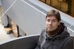 Suomalaisten kaupunkien varautumista ilmastonmuutokseen tutkinut Athanasios Votsis on syntynyt Thessalonikissa Kreikassa, opiskellut Yhdysvalloissa Virginiassa ja tehnyt jatko-opinnot Helsingin yliopistossa. Kuvaaja: Iina Remonen