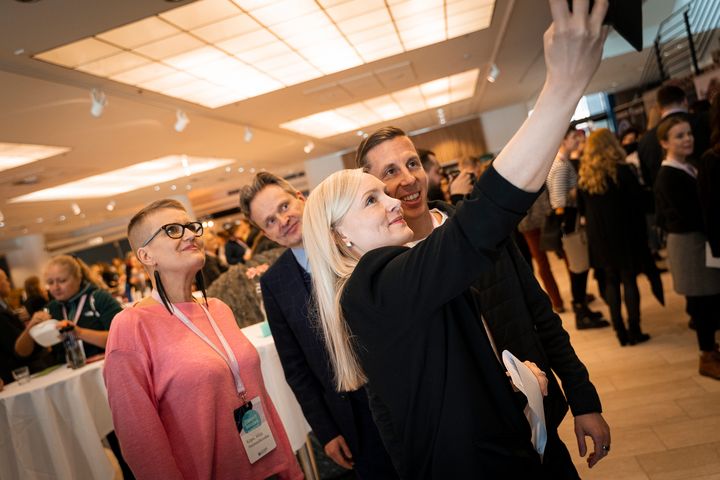 Ministeri Ohisalo innostui ottamaan selfien #mimmitkoodaa-ohjelman avainhenkilöiden kanssa. Vasemmalta: #mimmitkoodaa-ohjelman vetäjä Milja Köpsi, strategiatoimisto Hopiaseppien Jussi Seppälä, sisäministeri Maria Ohisalo sekä ohjelmaa johtavan Ohjelmisto- ja e-business ry:n toimitusjohtaja Rasmus Roiha. Kuva: Ohjelmisto- ja e-business ry