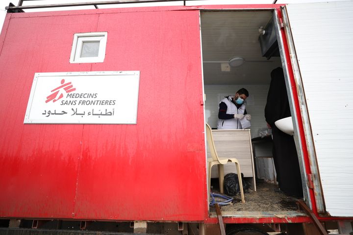Potilaita otetaan vastaan liikkuvalla klinikalla, maansisäisten pakolaisten leirillä Luoteis-Syyriassa maaliskuussa 2020. Kuva: OMAR HAJ KADOUR/Lääkärit Ilman Rajoja