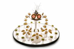 Suomen kilpailuvati Bocuse d'Or 2019 -kilpailuissa. Suunnittelijat Niko Mankinen & Jinghua Zeng.
• Paahdettua vasikan karetta, pekonia, kateenkorvaa ja sieniä
• Vasikanmunuaishöystöllä täytetty perunakroketti
• Juuriselleriä ”Pont Neuf” ja juustokeksi
• Sokeriherneillä, sitruunakreemillä ja yrteillä täytetty maa-artisokkatartaletti
• Poltetulla rosmariinilla maustettua Jaloviina-kermakastiketta ja sinappihelmiä