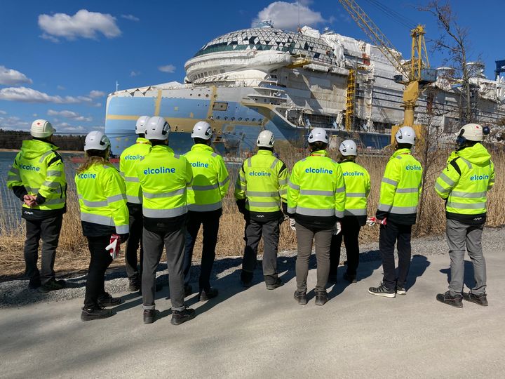 Världens största lyxkryssare Icon of the Seas färdigställs i snabb takt vid varvet i Åbo. Under det senaste året har även Elcoline fått medverka i byggandet av denna lyxkryssare – bland annat har man utfört elinstallationer i krävande tekniska utrymmen och kring midsommar ska man delta i provkörningarna till havs. Foto: Elcoline