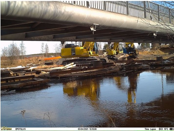 Vid broarbetsplatsen (rv 16) över Lappo å har isar vid behov flyttats nedströms med hjälp av grävmaskin.