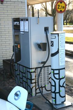 Sähköautojen Virtapiste-latausasema Kaskentien Hesburgerilla.