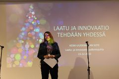Kuntayhtymän johtaja Pirjo Laitinen-Parkkonen jakoi laatu- ja innovaatiopalkinnot