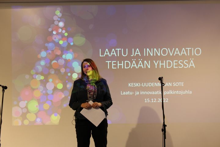 Kuntayhtymän johtaja Pirjo Laitinen-Parkkonen jakoi laatu- ja innovaatiopalkinnot