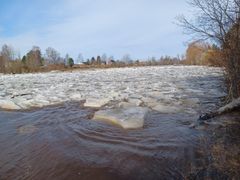 I Lappfjärds å samlades tillfälligt en del is vid Storholmen 13.4.2023.