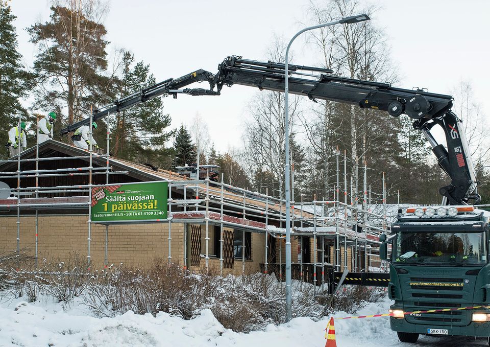 Ympäri taloa kiertävien telineiden käyttö kattoremontissa