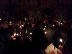 Pääsiäisyöpalveluksessa säihkyvät sadat ja tuhannet tuohukset. Kuva: Joensuun ortodoksinen seurakunta.