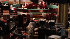 Kuva 3. Näkymä laitteiston pääkoekammioon, jossa näkyvät monopolin sisältävän supranesteen muodostamisessa tarvittavat optiset komponentit ja magneettikentän luomiseen käytettävät käämit. Kuva: Marcus DeMaio/Amherst College.