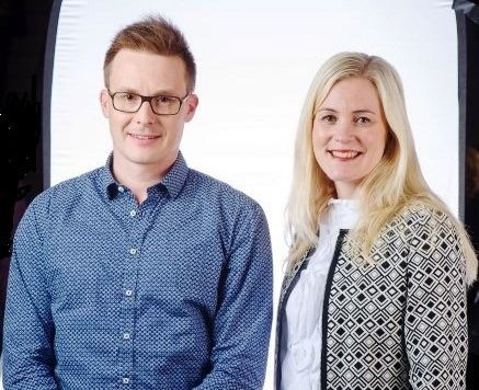 Puupohjaista liimaa ligniinistä kehittävät VTT:n erikoistutkijat Juha Leppävuori ja Hanne Wikberg.